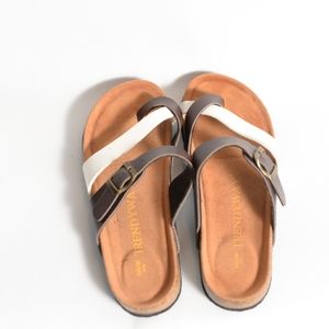 Trendyway NWOT women’s Sz 8 sandals brown/white